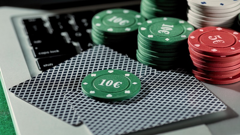 How to use math and probability to improve your online poker game?