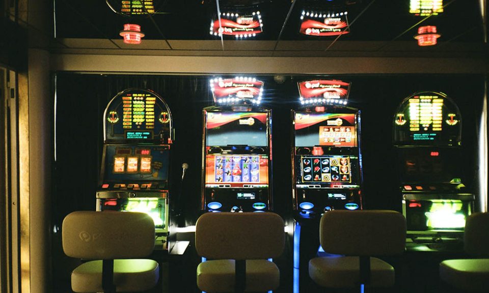 Online slot machines vs table games