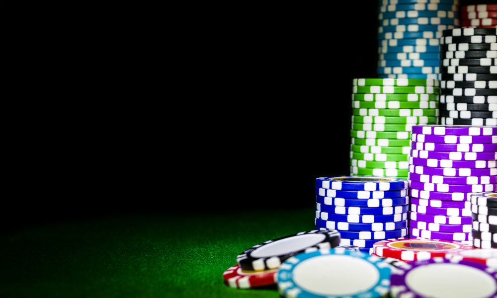 How do online baccarat licensing requirements ensure player safety?