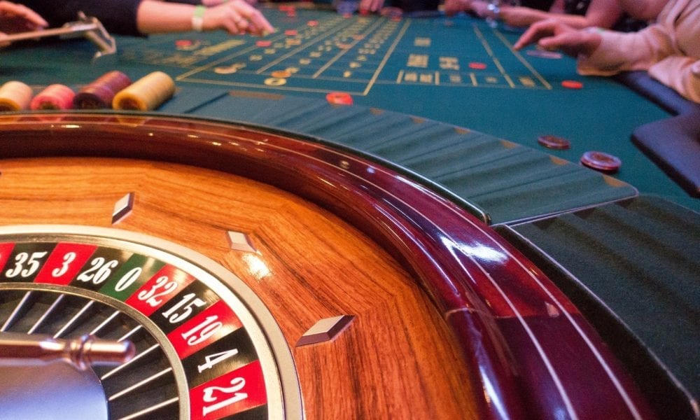Which baccarat small road tracking helps identify trends?